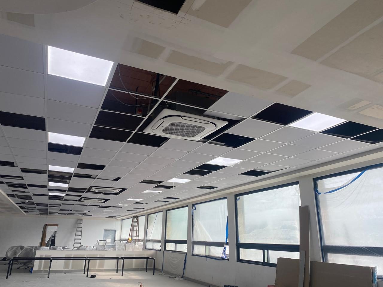 Interior corporativo con plafón y aire acondicionado · Garmos